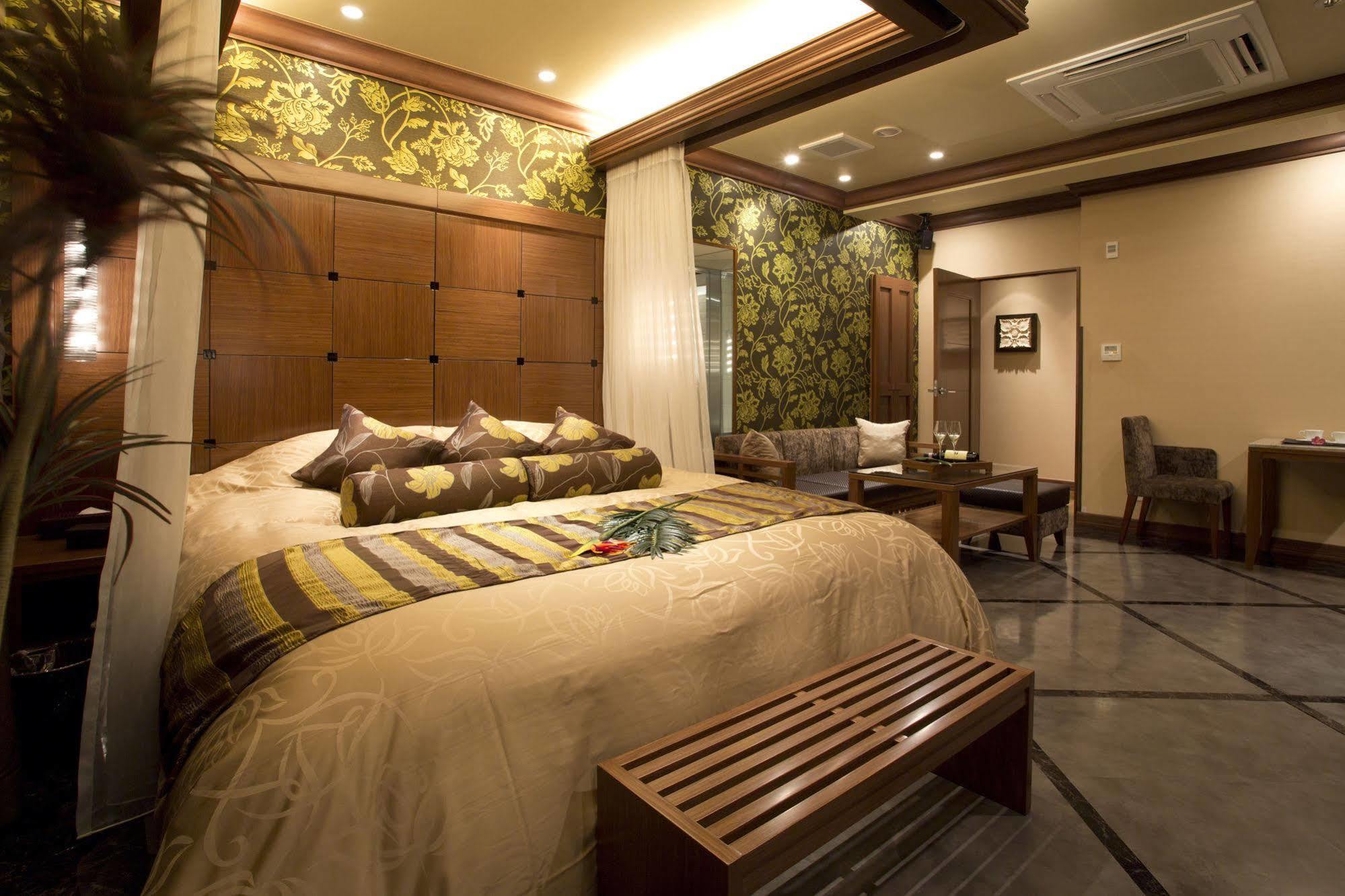 Hotel And Spa Lotus Modern (Adults Only) Киото Екстериор снимка